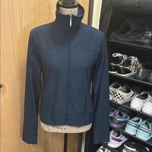 EUC NIKE navy blue, lightweight jacket. 12% Spandex, so is perfectly stretchy.